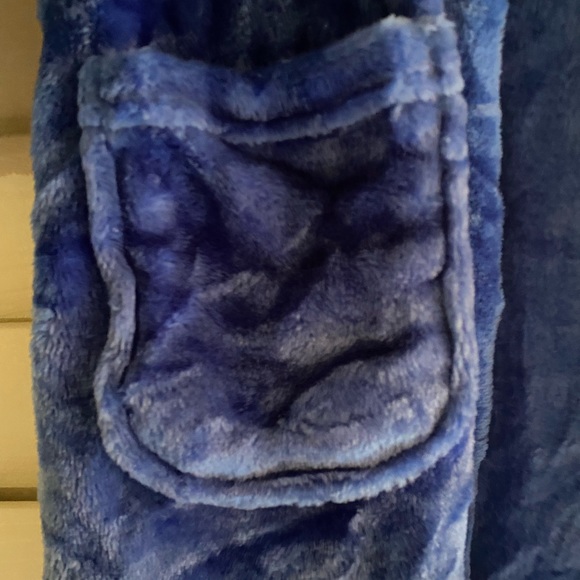 NEW Unisex child's robe . Pretty blue and extremely soft. - Picture 5 of 5